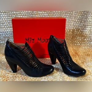 Size 8.5 Slone style, black color MIZ MOOZ SHOES.
